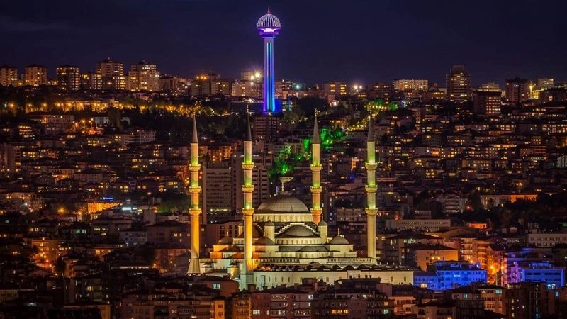 آنکارا پایتخت ترکیه و دومین شهر بزرگ این کشور است. این شهر قدمتی طولانی دارد و در آن آثار مختلفی از تمدنهای بزرگ باستانی به جا مانده است؛ اما با وجود این جاذبههای تاریخی و فرهنگی، آوازۀ آنکارا در هیاهوی شهرهای محبوب ترکیه، کمتر به گوش میرسد.