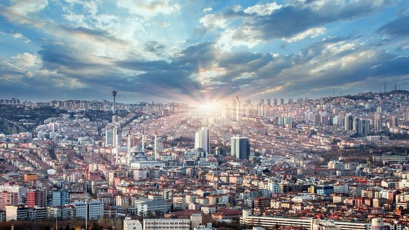 آنکارا قلب سیاست و اقتصاد ترکیه است. مراکز مهمی مانند پارلمان، دفتر رئیس&zwnj;جمهور، وزارتخانه&zwnj;ها و سفارت&zwnj;های خارجی در پایتخت قرار دارند و این شهر را به یکی از مهم&zwnj;ترین مراکز سیاسی منطقه تبدیل کرده&zwnj;اند. علاوه&zwnj;بر&zwnj;آن، آنکارا نقش مهمی در آموزش، صنعت و تجارت کشور دارد و میزبان دانشگاه&zwnj;های برتر و صنایع خودروسازی، الکترونیک، مواد غذایی و دفاعی است. 