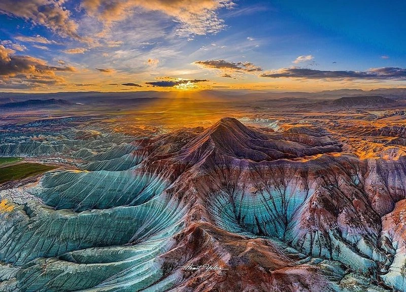 تا اینجا متوجه شدیم این شهر در قسمت مرکزی ترکیه قرار گرفته است. حالا قصد داریم نگاهی دقیقتر به موقعیت جغرافیایی آن بیندازیم و ببینیم دقیقاً آنکارا کجاست و شهرهای مهم همسایه و همینطور شرایط آبوهواییاش را بررسی کنیم.