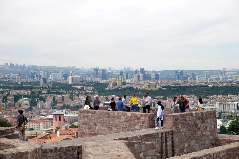 قلعۀ آنکارا بنایی باستانی است که روی تپهای در منطقه اولوس واقع شده است و منظرهای تماشایی رو به تمام شهر دارد؛ چنین موقعیتی در گذشته یک ویژگی استراتژیک ارزشمند بود و برای دفاع از شهر اهمیت بسیاری داشت. قدمت این قلعه دقیقا مشخص نیست.