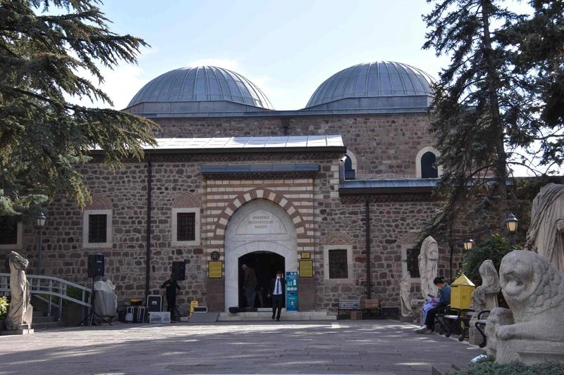 موزۀ تمدنهای آناتولی یکی از مهمترین موزههای شهر و حتی ترکیه است. این موزه از مجموعههای کمنظیری نگهداری میکند و در سال ۱۹۹۷ توانست عنوان «موزۀ سال اروپا» را کسب کند. موزۀ تمدنهای آناتولی به دستور آتاتورک، در بخشهایی از قلعۀ آنکارا، مانند برج دفاعی، معبد آگوستوس و حمام رومی تأسیس شد. بعدها به دلیل کمبود فضا، بناهای تاریخی «بازار سرپوشیدهی محمودپاشا» و «کاروانسرای کورشونلو» نیز به موزه تبدیل شدند.