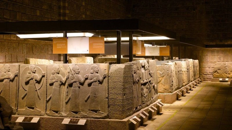 موزۀ تمدنهای آناتولی یکی از مهمترین موزههای شهر و حتی ترکیه است. این موزه از مجموعههای کمنظیری نگهداری میکند و در سال ۱۹۹۷ توانست عنوان «موزۀ سال اروپا» را کسب کند. موزۀ تمدنهای آناتولی به دستور آتاتورک، در بخشهایی از قلعۀ آنکارا، مانند برج دفاعی، معبد آگوستوس و حمام رومی تأسیس شد.