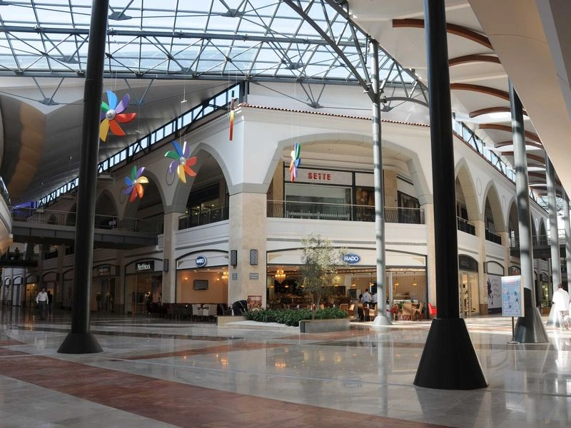 مرکز خرید فروم یکی از بزرگترین مراکز خرید آنکارا است و در ۲ طبقه، حدود ۱۵۰ فروشگاه دارد. این مرکز خرید به طور ویژه برای اسباببازی و لوازم کودک و همینطور مد و پوشاک معروف است. از جمله برندهایی که در مرکز خرید فروم فعالیت میکنند میتوان به مواردی مثل دولچیگابانا، گوچی و دیزِل اشاره کرد. با وجود امکاناتی مثل کافه و رستوران سینما و زمینبازی کودکان، خرید شما به یک تفریح خانوادگی تبدیل خواهد شد.