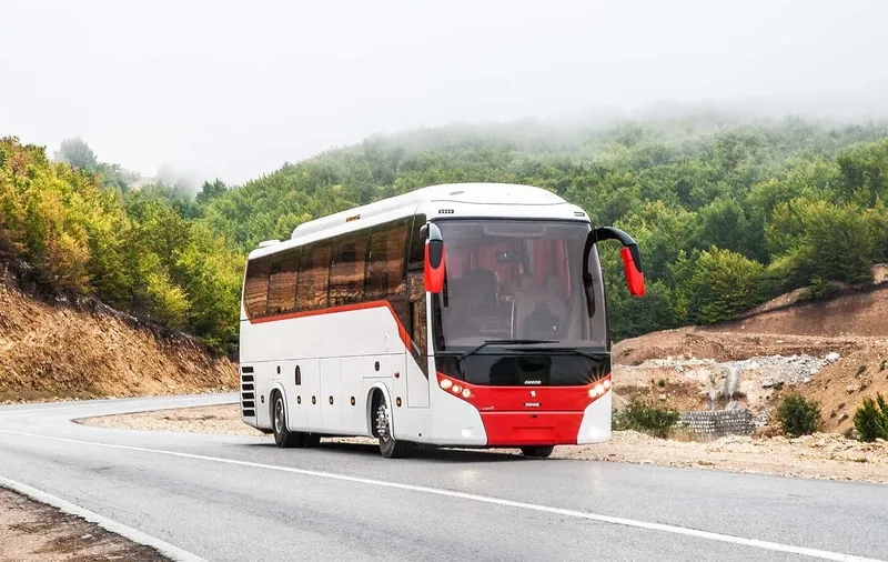 برای سفر به این شهر راههای متنوعی پیشروی شما است و میتوانید این سفر را با انواع وسایل نقلیه، مانند اتوبوس، قطار، خودروی شخصی و هواپیما تجربه کنید.