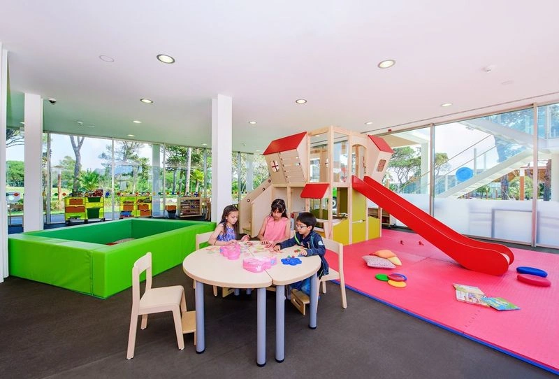 توجه به ترجیحات و سلیقه شخصی: تورهای گردشگری فهرستی از خدمات و امکانات را ارائه میدهند تا مسافران، گزینهای مطابق میلشان را انتخاب کنند. انتخاب شما تعیین میکند در طول سفر از امکاناتی برخوردار باشید. برای مثال، اگر فرزند دارید، هتلی انتخاب کنید که خدمات ویژۀ کودکان را نیز ارائه دهد.