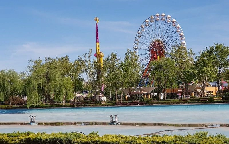 پارک گنچلیک (Genclik Park)، یک پارک بزرگ و زیبا است که جز بهترین&zwnj;ها در کل ترکیه محسوب می&zwnj;شود. این پارک در مرکز شهر قرار گرفته و امکانات رفاهی و خدماتی خوبی دارد. همچنین به خاطر موقعیت مکانی خوب و اهمیتی که دارد، دسترسی به آن از تمام نقاط شهر با وسایل حمل&zwnj;ونقل عمومی خیلی راحت است.