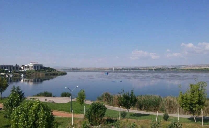 اگر به دنبال گردشگری در اطراف دریاچه&zwnj;های شهر هستید، زیباترین و بهترین مکان برای شما دریاچه موگان (Mogan) است. این دریاچه که با اسم گولباشی (G&ouml;lbaşı) هم شناخته می&zwnj;شود، به خاطر طبیعت زیبا و گونه&zwnj;های گیاهی و جانوری متنوع در لیست مناطق حفاظت&zwnj;شده کشور قرار دارد. موگان مساحتی در حدود ۵ کیلومتر دارد که عمق آن در فصل&zwnj;های پربارندگی سال به حدود ۵ متر می&zwnj;رسد.