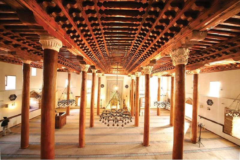 مسجد اصلانحانه (Aslanhanr Mosque)، از دیگر مکان&zwnj;های مذهبی و مهم است که در قرن ۱۳ میلادی به سبک معماری سلجوقی ساخته شده است. شما می&zwnj;توانید با رفتن به این مکان از سنگ&zwnj;کاری&zwnj;های زیبا و طراحی دیدنی فضای داخلی آن بازدید کنید. سقف چوبی با ۴۲ ستون چوبی بلند و کاشی&zwnj;کاری&zwnj;های هنرمندانه از جمله زیبایی&zwnj;هایی هستند که در این مسجد می&zwnj;توانید پیدا کنید.&nbsp;