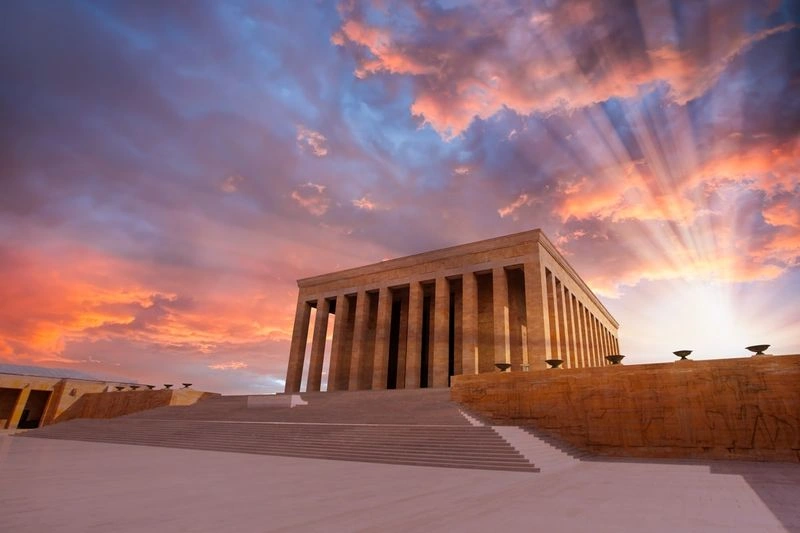 آرامگاه آتاتورک به با اسم آنیت کبیر (Anitkabir) هم شناخته می&zwnj;شود، یکی از مهم&zwnj;ترین مکان&zwnj;های گردشگری این شهر است. این مکان که آرامگاه مصطفی کمال آتاتورک، بنیانگذار جمهوری ترکیه، در آن قرار دارد به عنوان یادبود این شخصیت مهم ترکیه ساخته شده و در بین مردم این کشور بسیار باارزش است. 