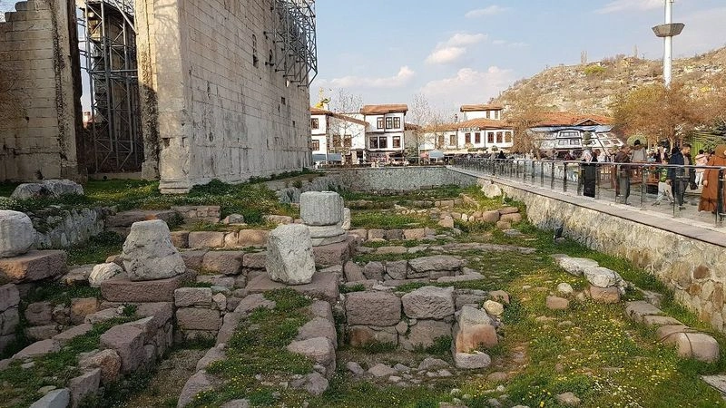 معبد آگوستوس (Temple of Augustus)، یکی دیگر از تاریخی&zwnj;ترین جاهای دیدنی است که به دوران روم باستان تعلق دارد. گفته می&zwnj;شود این معبد باشکوه و زیبا در قرن اول قبل از میلاد ساخته شده و هدف آن ایجاد یک مکان مذهبی و سیاسی در آن زمان بود. 