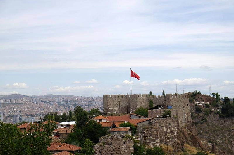 کاخ یا همان قلعه آنکارا از دیگر جاذبه&zwnj;های تاریخی و نمادین در این شهر است که دوران ساخت آن به زمان هیتیت&zwnj;ها و روم باستان برمی&zwnj;گردد. در کنار حس&zwnj;وحال تاریخی و معماری جذاب این قلعه که با سنگ&zwnj;های بزرگ ساخته شده&zwnj;اند، چیزی که آن را جذاب&zwnj;تر کرده قرار گرفتنش بر روی یک تپه است و شما می&zwnj;توانید با رفتن به آن منظره&zwnj;ای پانوراما از شهر را تماشا کنید. 