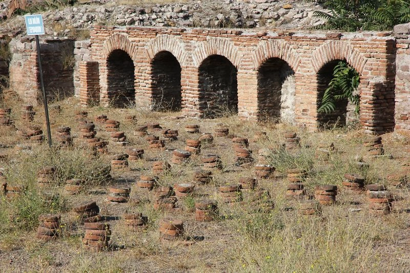 حمام&zwnj;های رومی آنکارا با بنایی تاریخی و معماری مربوط به دوران روم باستان، توانسته به یکی از دیدنی&zwnj;ترین جاها در این شهر تبدیل شود. البته امروزه تنها خرابه&zwnj;هایی از این حمام باقی مانده اما به عنوان یک موزه، همچنان ارزش دیدن دارد.