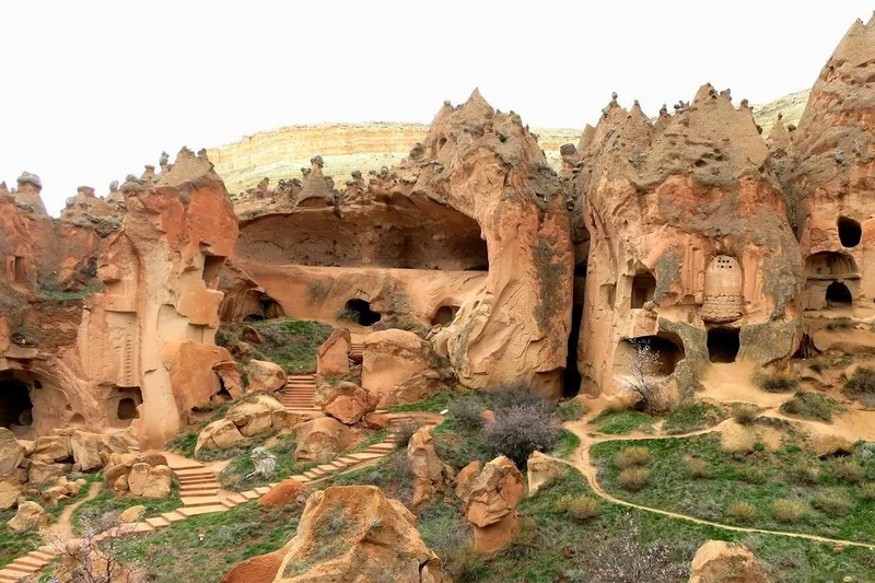 تصویری از سکونت&zwnj;گاه&zwnj;های صخره&zwnj;ای پارک ملی گورمه