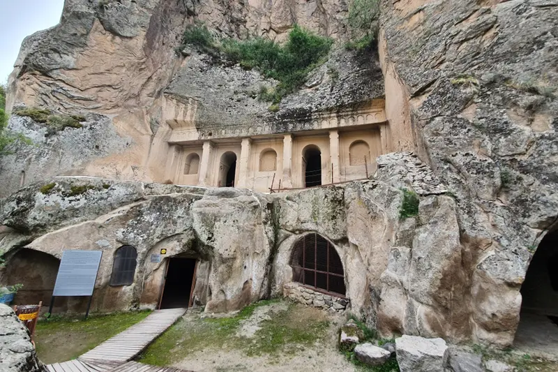 تصویری از یک کلیسای غاری در دره ایهلارا
