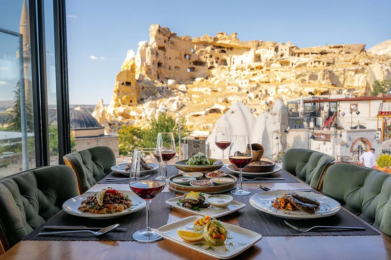 نمایی از داخل رستوران کاپا گوستو و منظرۀ صخره&zwnj;های کاپادوکیا از پنجره هنگام صرف غذا