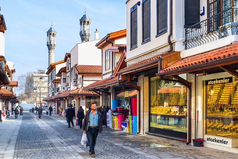 گردشگری (Tourism) یکی از منابع مهم درآمدی قونیه است. این شهر سالانه میزبان تعداد زیادی گردشگر از سراسر دنیا است. آرامگاه مولانا جلال&zwnj;الدین رومی، موزه مولانا و مراسم رقص دراویش (سماع) از مهم&zwnj;ترین جاذبه&zwnj;های گردشگری قونیه هستند که باعث جذب گردشگران داخلی و خارجی می&zwnj;شوند. این شهر به&zwnj;ویژه در تاریخ ۱۷ دسامبر، سالروز درگذشت مولانا، شاهد حضور گردشگران بسیاری از سراسر دنیاست. علاوه بر این، جاذبه&zwnj;های طبیعی مانند دریاچه&zwnj;ها، کوه&zwnj;ها و پارک&zwnj;های طبیعی هم به رونق گردشگری قونیه کمک کرده&zwnj;اند.