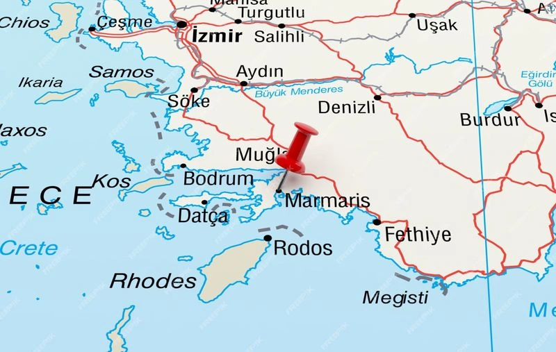 اگر سوال شما این است که مارماریس در کجای ترکیه قرار دارد؟ لازم است بدانید که برای پیدا کردن مارماریس در نقشه ترکیه باید به سراغ جنوب&zwnj;غربی این کشور بروید و&zwnj; استان موغله (Muğla) را پیدا کنید. با توجه به اینکه مارماریس در نقطه&zwnj;ای استراتژیک بین دریای اژه و دریای مدیترانه قرار گرفته است، از نظر تجاری و گردشگری اهمیت زیادی دارد.