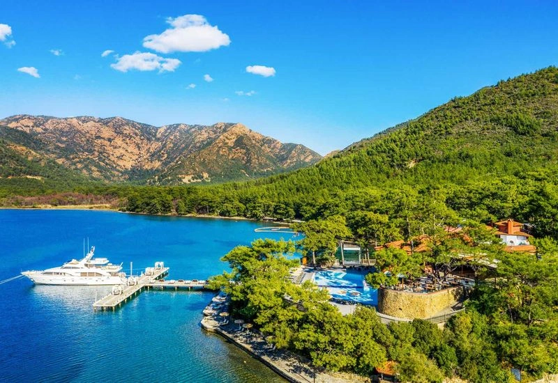 در اطراف مارماریس، سواحل پنهان و دست&zwnj;نخورده&zwnj;ای هم وجود دارد که تنها با قایق می&zwnj;توان به آن&zwnj;ها دسترسی پیدا کرد. این سواحل بکر جای خوبی برای فرار از شلوغی و غرق&zwnj;شدن در زیبایی&zwnj;های طبیعت هستند.