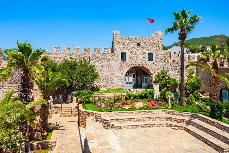 قلعه مارماریس که قدمت آن به سال ۱۰۴۴ قبل از میلاد می&zwnj;رسد، یکی از مهم&zwnj;ترین بناهای تاریخی این شهر است. این قلعه که به موزه شهر تبدیل شده است،&zwnj; بخش&zwnj;های مختلفی از جمله سالن&zwnj;های باستان&zwnj;شناسی و گالری&zwnj;های هنری دارد.