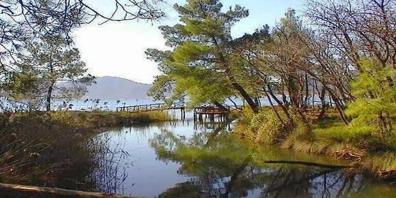 پارک ملی مارماریس (Marmaris Milli Parkı) یکی از معروف&zwnj;ترین جاذبه&zwnj;های طبیعی این شهر ساحلی است که در سال ۱۹۸۸ میلادی با هدف حفاظت از طبیعت منحصر&zwnj;به&zwnj;فرد منطقه تأسیس شد و امروزه به&zwnj;عنوان یکی از زیباترین پارک&zwnj;های ملی ترکیه شناخته می&zwnj;شود.