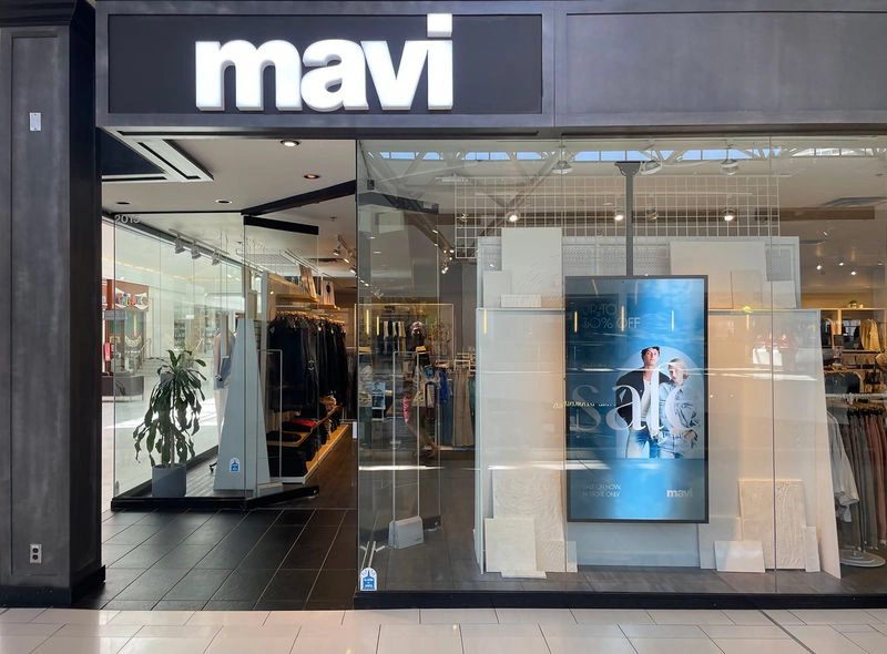 ماوی یک برند شلوار جین ترک شناخته شده است که محصولات بسیار باکیفیت را می&zwnj;فروشد. این برند ابتدا در استانبول تأسیس شد و سپس حضور خود را به شهرهای دیگر ترکیه و کشورهای جهان گسترش داد. شلوارهای جین ماوی مد روز هستند و در انواع مختلف مانند اسکینی، اسلیم، مام فیت و غیره فروخته می&zwnj;شوند. همچنین این برند به غیر از شلوار لی، انواع پوشاک و اکسسوری&zwnj;هایی مانند جوراب یا کمربند را نیز تولید می&zwnj;کند.