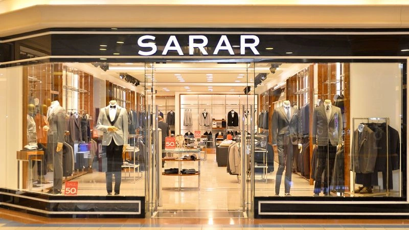 در ادامه معرفی برندهای لباس ترک، به سراغ سارار می&zwnj;رویم. محلۀ بومونتی (Bomonti) استانبول دفتر مرکزی این برند است که در آن طراحان و خیاطان حرفه&zwnj;ای مشغول به نوآوری هستند. این برند در تولید انواع کت&zwnj;وشلوار، پیراهن و اکسسوری&zwnj;های مردانه مانند کیف، کفش، کراوات و کمربند تخصص دارد. لباس&zwnj;های شب زنانه نیز توسط سارار تولید می&zwnj;شوند، اما تمرکز اصلی این برند بر پوشاک مردانه است.