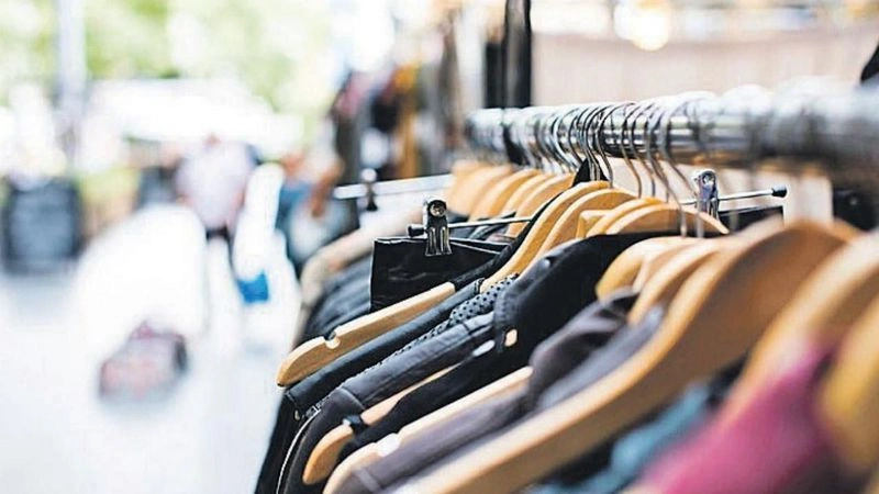 انتخاب سایز مناسب لباس اهمیت زیادی دارد. اکثر سایت&zwnj;های فروش آنلاین راهنمای سایز را در کنار هر محصول نمایش می&zwnj;دهند. از این طریق می&zwnj;توانید سایز مناسب خود را پیدا کنید. یادتان باشد برخی محصولات از سایز عادی بزرگ&zwnj;تر یا کوچک&zwnj;تر هستند.