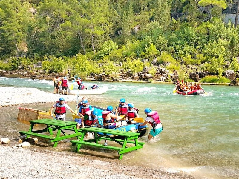 اگر به تیراندازی با تفنگ یا تیروکمان علاقه دارید، باشگاه پلیگونو (Poligono) یکی از بهترین گزینهها در آنتالیا است. این باشگاه مجهز به تجهیزات مدرن بوده و حتی اگر تابهحال در هیچ جایی تیراندازی نکرده باشید، باز هم میتوانید برای تیراندازی تفریحی به پلیگونو بروید.