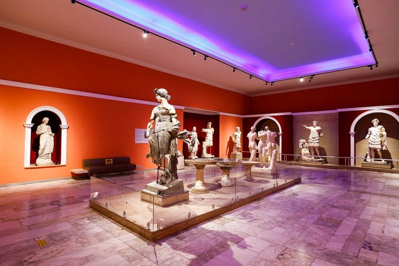 یکی از مهمترین موزههای ترکیه، موزه باستانشناسی آنتالیا، شامل مجموعهای غنی از آثار تاریخی از دوران باستان تا امپراتوری عثمانی است.