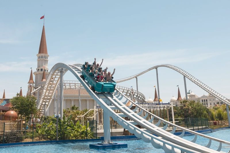 برای علاقهمندان به دایناسورها، دینو پارک یک تجربه منحصربهفرد است. در این پارک، ماکتهای متحرک دایناسورها در اندازه واقعی، بخشهای تعاملی برای کودکان و نمایشگاههای آموزشی درباره دوران ماقبل تاریخ وجود دارد که به یک مقصد تفریحی آموزشی برای خانوادهها تبدیل شده است.