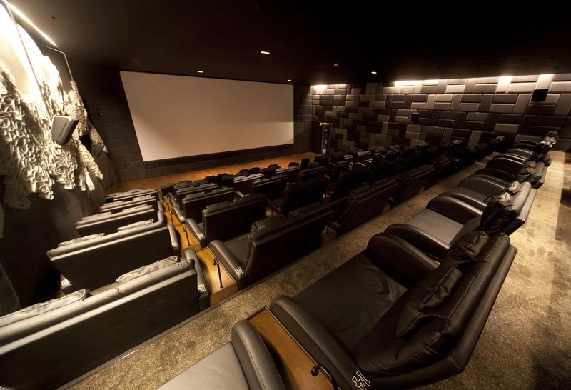 یکی از بزرگترین شعبههای میگروس را در این شهر میبینید. این مرکز خرید بسیار بزرگ و مجهز هم یک مجموعه سینمایی خیلی عالی دارد که فیلمهای روز دنیا در آنجا به نمایش گذاشته میشوند.