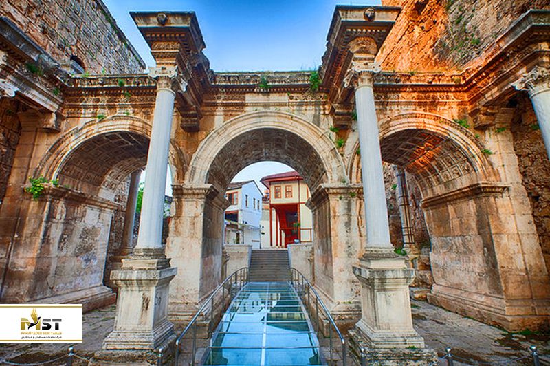 دروازه هادریان در آنتالیا