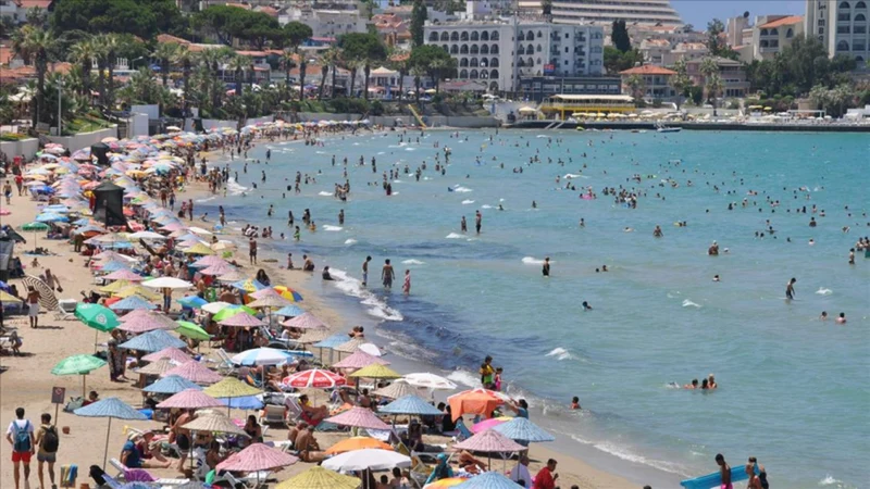 تصویری از تفریحات مختلف مردم در سواحل عمومی آنتالیا