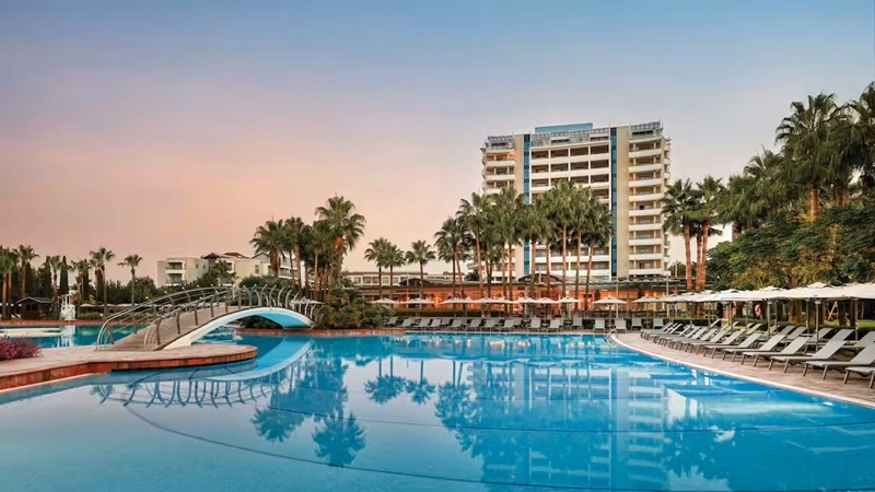 استخر روباز و محوطه استراحت هتل لارا باروت کالکشن