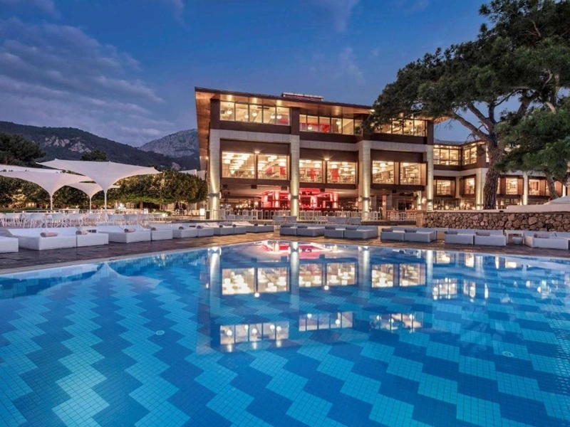 استخرهای روباز و سرسره آبی هتل ریکسوس سان&zwnj;گیت