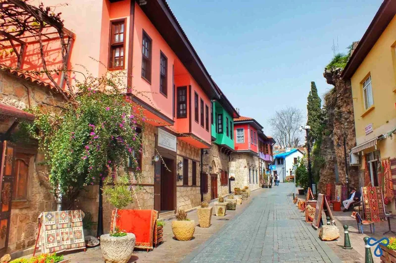 کوچهای سنگفرش و آرام در شهر قدیم کالهایچی با خانههای رنگارنگ.