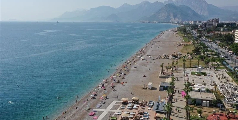 چشمانداز وسیع ساحلی در آنتالیا با چشمانداز کوههای توروس