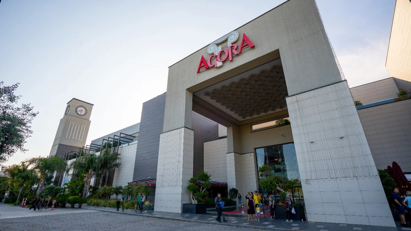 نمایی از ورودی مرکز خرید آگورا آنتالیا