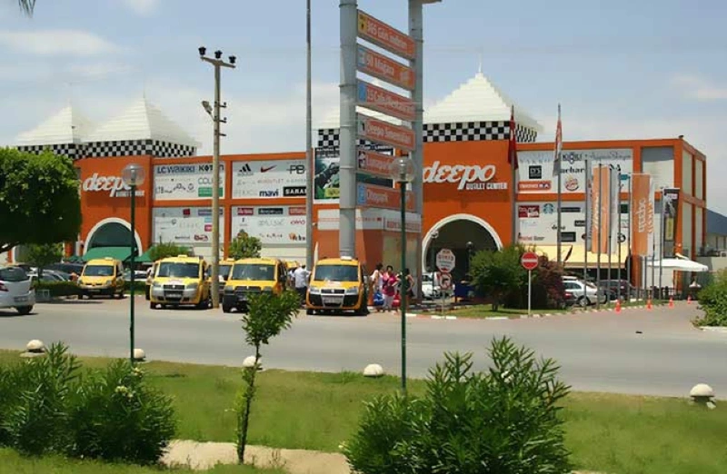 دسترسی آسان مسافران به حملونقل عمومی مقابل مرکز خرید اوتلت دیپو