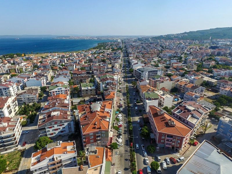 دوشمه آلتی که در حاشیه شهر قرار گرفته نیز چنین شرایطی دارد. آرام با مناظر فوق&zwnj;العاده دیدنی از سواحل دنج و طبیعتی جنگلی که ریزورت&zwnj;های این منطقه را احاطه کرده&zwnj;اند. با این حال از نظر امکانات رفاهی این دو منطقه در سطح پایین&zwnj;تری نسبت به سه محله اصلی توریستی شهر هستند.