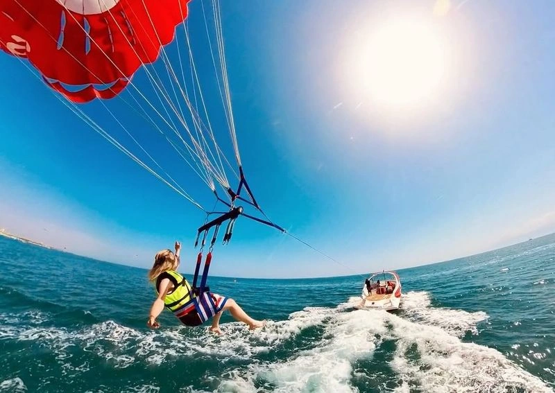 &nbsp;&nbsp;&nbsp;&nbsp;پارک آبی لند آو لجندز: این پارک تفریحی که در نزدیکی لارا واقع شده، با سرسره&zwnj;های آبی و استخرهای مختلف، مناسب برای خانواده&zwnj;ها است. لند آو لجندز (Land of Legends) نه&zwnj;تنها یک پارک آبی بلکه یک پارک تفریحی بزرگ و جایی برای خرید نیز به&zwnj;حساب می&zwnj;آید و از مهم&zwnj;ترین مراکز توریستی در شهر محسوب می&zwnj;شود.