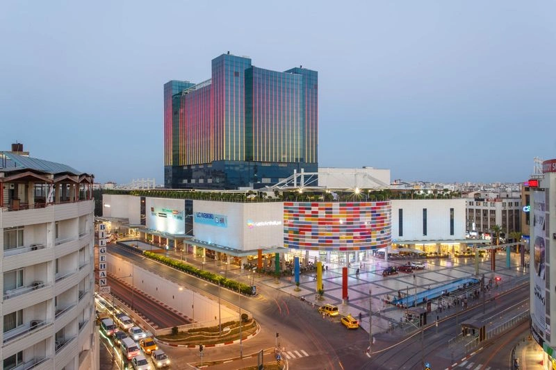 اما لارا بیشترین مراکز خرید لوکس را ارائه می&zwnj;کند. مرکز خرید لند آو لجندز (The Land of Legends) که در مجموعه&zwnj;ای به همین نام واقع شده، مرکز خرید مارک آنتالیا (MarkAntalya AVM)، تراسیتی (TerraCity) و مرکز خرید آنتالیا (Mall of Antalya)&nbsp; چند مورد از مهم&zwnj;ترینِ آن&zwnj;ها هستند. اما در محله کالیچی بیشتر باید به دنبال مغازه&zwnj;های کوچک و دنج باشید تا مراکز خرید بزرگ و مجلل که برندهای خارجی به فروش می&zwnj;رسانند.