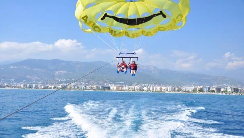 پاراسلینگ؛ پرواز بر فراز دریای مدیترانه