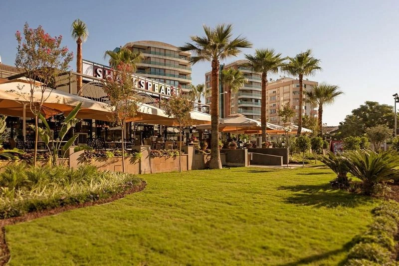 محله ساریسو (Sarisu) &ndash; یکی از بهترین محله&zwnj;های شهر برای داشتن اقامت طولانی مدت، قطعا محدوده ساریسو است. این محله دارای خط ساحلی زیبایی است که رفتن به آن برای عموم رایگان بوده و نیازی به پرداخت ورودیه نیست. همچنین یکی از شعبه&zwnj;های فروشگاه&zwnj;های زنجیره&zwnj;ای مترو در این محله قرار دارد که زندگی در این منطقه را برای طولانی مدت آسان می&zwnj;کند.&nbsp;