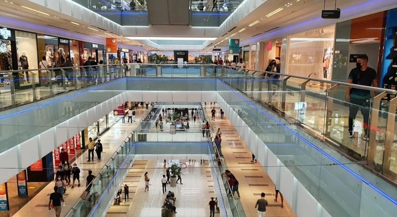 مرکز خرید آنتالیا مال (Antalya Mall) &ndash; مورد بعدی از مراکز خرید بزرگ و مفصلی که در این شهر فرصت بازدید از آن را خواهید داشت، آنتالیا مال است. این مجموعه در منطقه کنیالتی قرار داشته و به خاطر امکان دسترسی آسان به سواحل و دیگر جاذبه&zwnj;های گردشگری شهر بسیار پرطرفدار است. از خرید گرفته تا تفریحاتی مثل سینما، رستوران و کافه&zwnj;گردی و... کارهایی هستند که در این مرکز خرید مدرن و بزرگ شهر فرصت سرگرم شدن با آن&zwnj;ها را خواهید داشت.&nbsp;