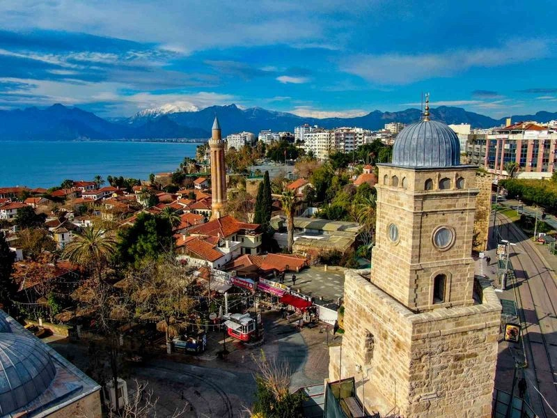 برج ساعت (Saat Kulesi) &ndash; نمادی&zwnj;ترین بنای تاریخی در آنتالیا است که در حوالی شهر قدیمی یا همان کالیچی قرار دارد. این برج در قرن ۱۹ میلادی بنا شده و امروزه به عنوان مکانی پرطرفدار برای عکاسی و تماشای منظره زیبا از شهر و اطراف شناخته می&zwnj;شود.