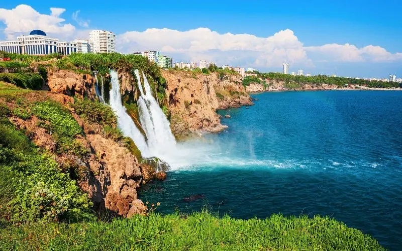 آبشار ماناوگات یکی دیگر از محبوب&zwnj;ترین مناطق طبیعی در نزدیکی شهر آنتالیا است. 