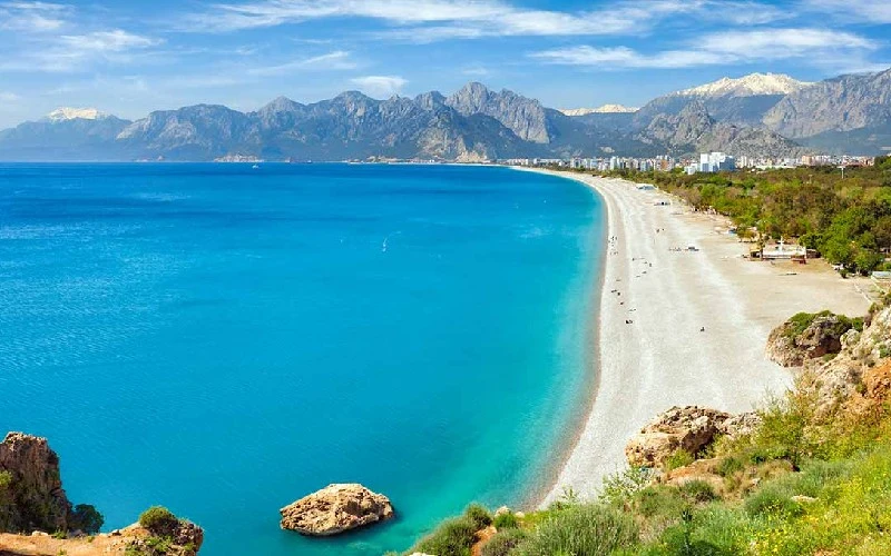 کاپوتاش ساحلی به طول تقریباً ۱۵۰ متر است