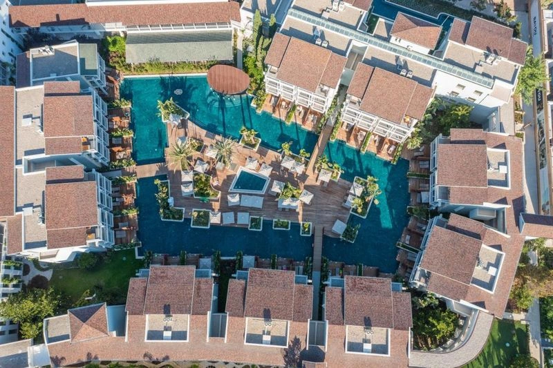 در این بخش از هتل، سوییت&zwnj;های دیزاینر جونیور با ۵۵ تا ۵۸ مترمربع فضا و طراحی داخلی شیک&zwnj;تر و همچنین واحدهای پنت&zwnj;هاوس را مشاهده خواهید کرد که پنتهاوس&zwnj;ها دارای ۷۰ تا ۷۴ مترمربع فضا بوده، جکوزی اختصاصی دارند و امکانات فوق&zwnj;العاده&zwnj;ای برایشان در نظر گرفته شده است.