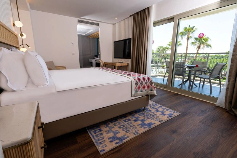 در بخش باغ نیز اتاق&zwnj;های دلوکس با همان ترکیب و همان امکانات در نظر گرفته شده با این تفاوت که این اتاق&zwnj;ها، ۳۴ تا ۳۷ مترمربع وسعت دارند. سوییت&zwnj;های خانوادگی هم در این محل قرار دارند که ۶۵ تا ۷۳ متر مربع بوده و از اتاق&zwnj;های جدا تشکیل شده&zwnj;اند و تا ۵ نفر ظرفیت دارند.